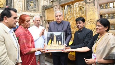 Jagdeep Dhankhar in Bodh Gaya: Vice President Along With His Wife Offer Prayers at Mahabodhi Temple, Bihar Governor Rajendra Arlekar Also Present (See Pics)