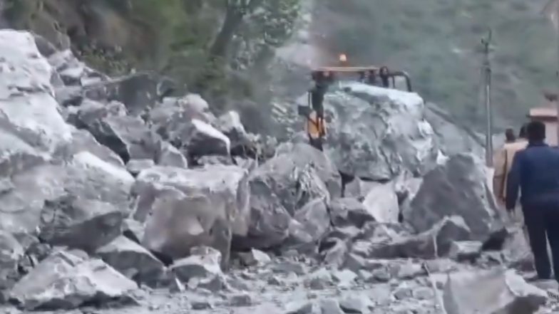 Landslide in Jammu and Kashmir: Mudslide near Khooni Nala Blocks Highway (Watch Video)