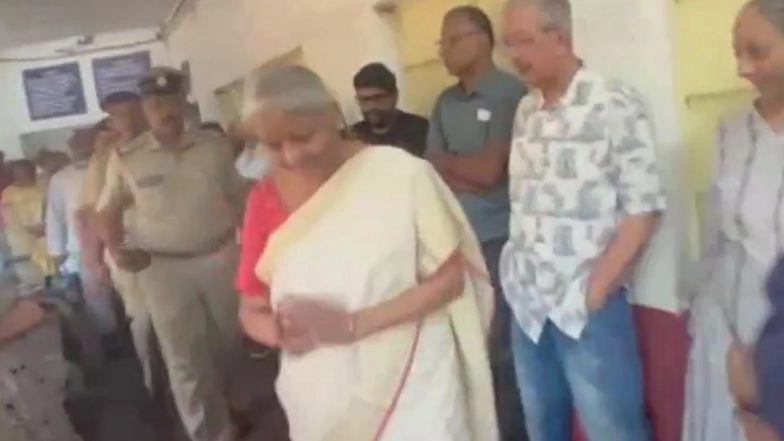 Lok Sabha Elections 2024 Phase 2: Voting for 14 Seats Underway in Karnataka; Rahul Dravid, Nirmala Sitharaman Among Early Voters (Watch Videos)