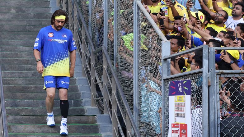 MS Dhoni Receives Love From Fans as Chennai Super Kings Star Walks Down the Stairs at Wankhede Stadium Before MI vs CSK IPL 2024 Match, See Viral Pic