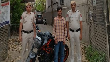 Instagram Reel Craze Lands Youth in Jail: Man Performs Dangerous Bike Stunt After Taking Out His KTM Motorcycle From Delhi Police Station, Arrested After Video Goes Viral