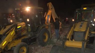 Muzaffarnagar Building Collapse: 30 Labourers Feared Trapped As Building Crumbles Like Pack of Cards in Uttar Pradesh (Watch Video)