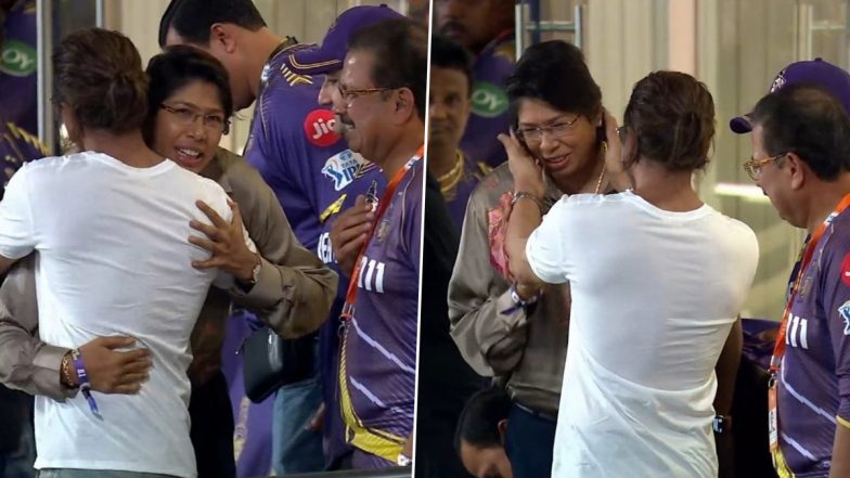 Shah Rukh Khan Meets Indian Cricket Legend Jhulan Goswami At Eden Gardens During KKR vs RR IPL 2024 Match (Watch Video)