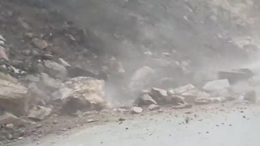 Jammu and Kashmir Landslide: Jammu-Srinagar National Highway Blocked for Traffic After Landslide at Gangroo in Ramban (Watch Video)