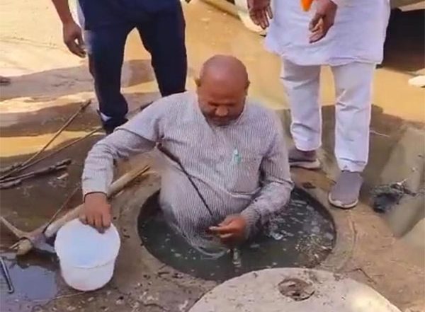 India News | Madhya Pradesh: BJP Councillor Cleans Choked Sewer in Gwalior, Alleges Municipal Corporation Didn't Act on His Complaints