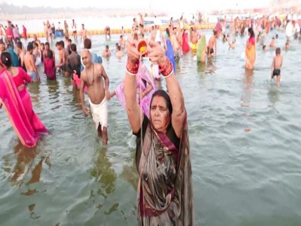 India News | UP: Devotees Take Holy Dip in River Ganga; Offer Prayers on Somvati Amavasya at Prayagraj - Vimarsana News