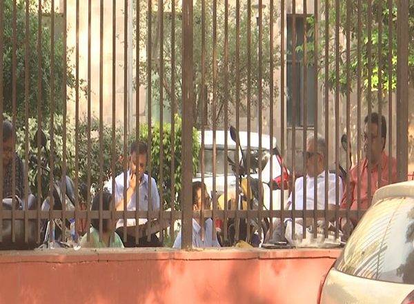 India News | Delhi: Detained TMC Leaders Carry out Night Long Protest at Police Station Premises