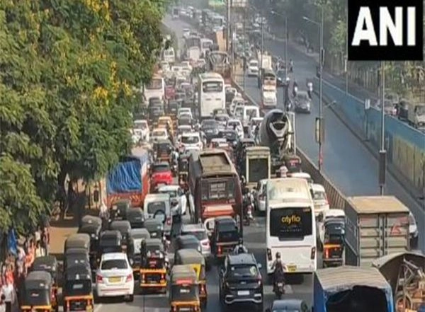 India News | Traffic Congestion on Navi Mumbai-Thane Belapur Road After Truck Overturns