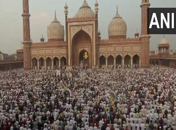 India News | Mass Gatherings at Mosques for Eid-ul-Fitr 'namaz' Mark Festive Celebrations Nationwide