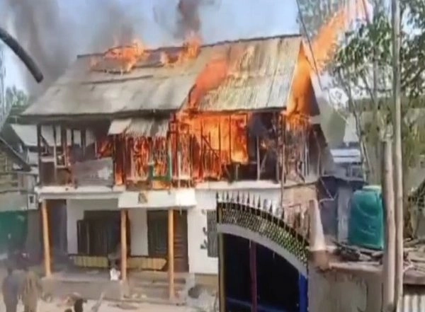 India News | J-K: Massive Fire Breaks out in Residential Building in Bandipora