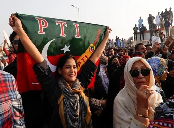 World News | Pakistan Tehreek-e-Insaf Blames PPP Govt for Failure to Reduce Crimes in Karachi