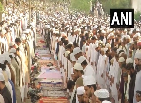 India News | MP: People Offer Namaz on Eid-ul-Fitr in Bhopal; CM Mohan Yadav Extends Greetings