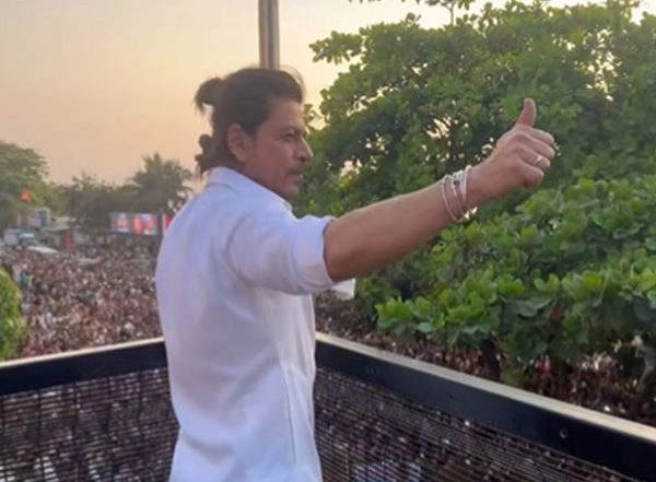 Entertainment News | From Mannat with Love: Shah Rukh Khan's Eid Tradition Continues to Delight Fans