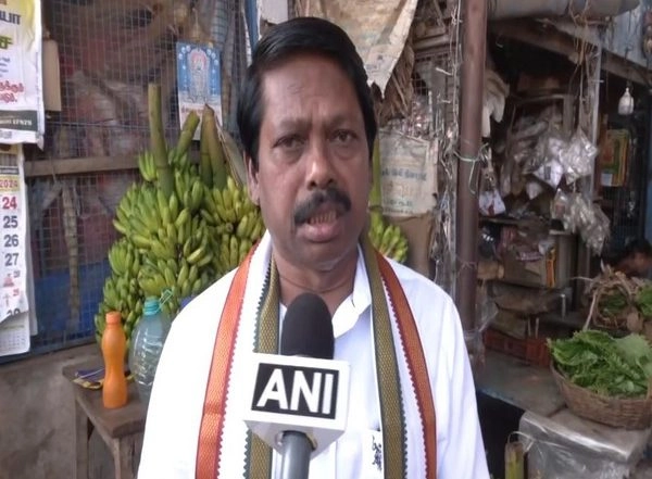 India News | TN: Padma Shree Awardee Makes Flower Garlands, Sell Vegetables While Campaigning as Independent Candidate