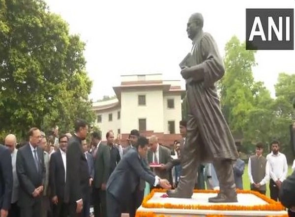 India News | CJI DY Chandrachud Pays Floral Tributes to BR Ambedkar on His Birth Anniversary