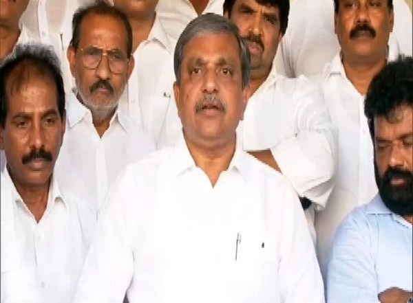 India News | YSRCP Files Complaint with Poll Panel Against Naidu, Pawan Kalyan over Attack on CM Jagan