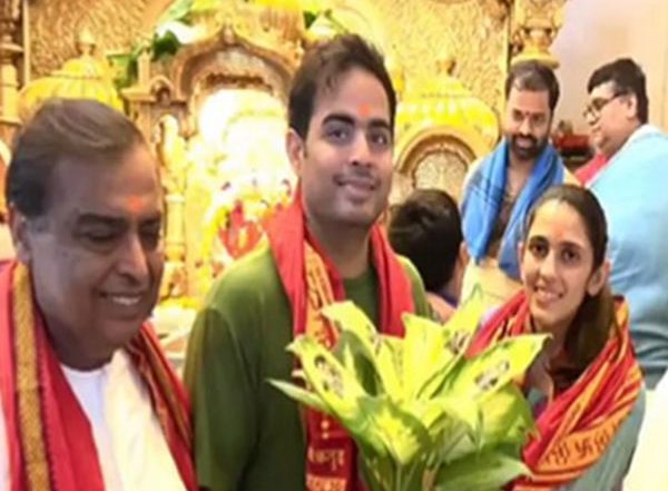 Mukesh Ambani Seeks Blessings at Siddhivinayak Temple With Son Akash Ambani and Daughter-in-law Shloka Mehta (Watch Video)
