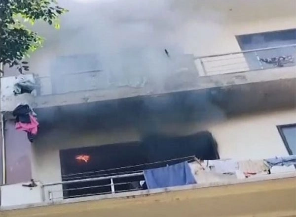 India News | Fire Breaks out in Delhi Building, Some Students Jump off in Panic