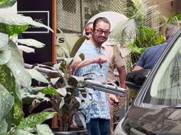 Entertainment News | Aamir Khan Snapped in His Signature Kurta Look in Mumbai - Vimarsana News