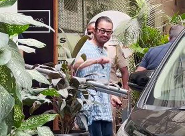 Aamir Khan Spotted in Mumbai Sporting Signature Look at Krome Studios (Watch Video)