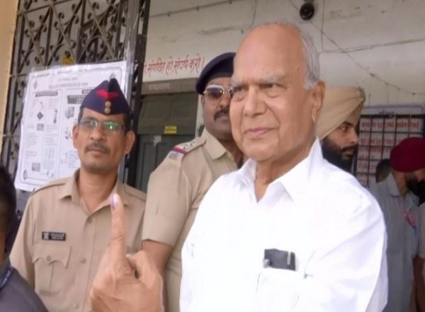 India News | Lok Sabha Polls: Punjab Guv Banwarilal Purohit Casts Vote in Nagpur