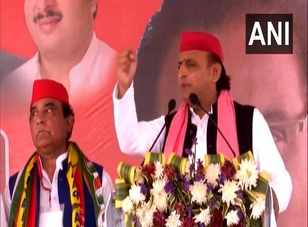 India News | Samajwadi Chief Akhilesh Yadav Vows to Scrap Agniveer Scheme if INDIA Bloc Comes to Power