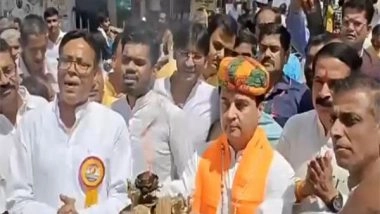 India News | Union Minister Jyotiraditya Scindia Stops His Convoy, Joins Mahavir Jayanti Procession