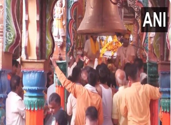 Hanuman Jayanti 2024: Thousands of Devotees Flock to Hanuman Garhi Temple in Ayodhya To Seek Blessings of Lord Hanuman