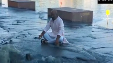 India News | Ujjain Congress Candidate Mahesh Parmar Protests Shipra River Pollution, Takes Vow to Clean River