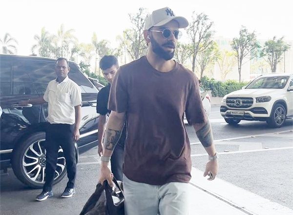 Virat Kohli Gets Papped at Mumbai Airport! Indian Cricketer Opts for a Casual Cool Look As He Heads to Hyderabad for SRH vs RCB IPL 2024 Match (Watch Video)