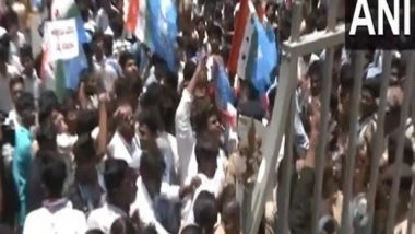 India News | Neha Hiremath Murder Case: NSUI Workers Protest Outside College Campus in Karnataka's Hubballi