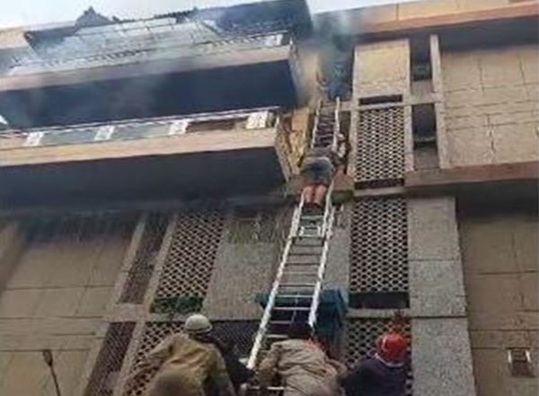 Delhi Fire: Blaze Erupts at Duplex Apartment in Rohini, Two Injured (Watch Video)