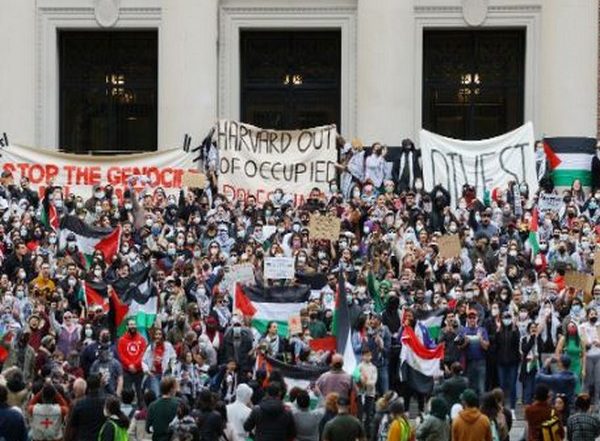 World News | US: Protesters Drape Huge Palestinian Flag at Venue of White House Correspondents' Dinner Amid Growing Campus Outrage over Gaza
