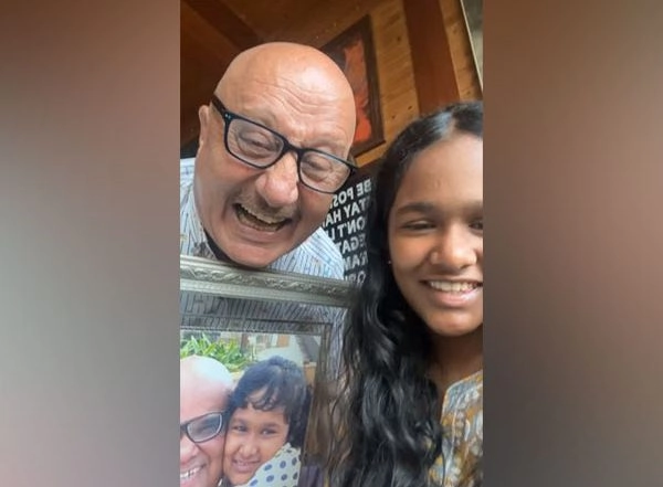 Entertainment News | Anupam Kher Shakes a Leg with Satish Kaushik's Daughter to 'Aati Kya Khandala,' Fans React
