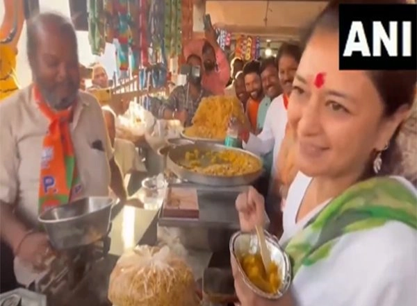 India News | MP: Jyotiraditya Scindia's Wife Priyadarshini Raje Campaigns at Shivpuri Market, Tastes Famous 'Paan'