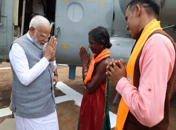 India News | PM Modi Meets Local Fruit Seller Mohini Gowda in Karnataka