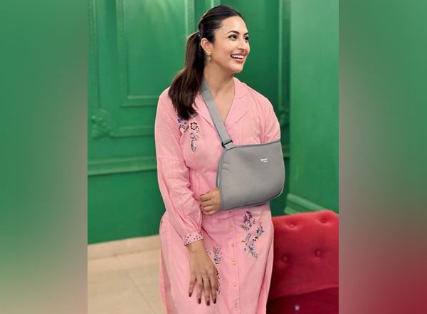 Divyanka Tripathi Dahiya Steps Out After Arm Surgery, Shares Joyful Moments on Insta (View Pics)