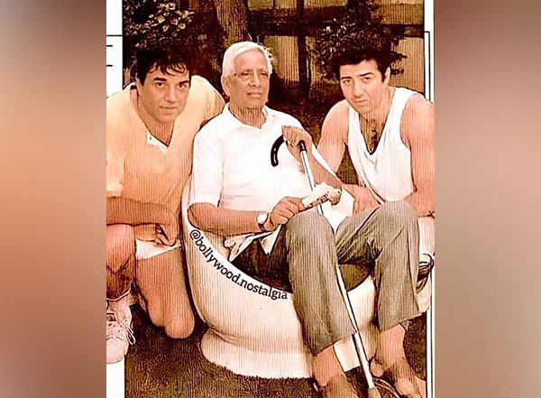 Dharmendra Shares Old Family Photo With Late Father Kewal Krishan and Son Sunny Deol; Actor Writes ‘Kaash! Maa Baap Ko Aur Waqt Diya Hota’ (View Pic)