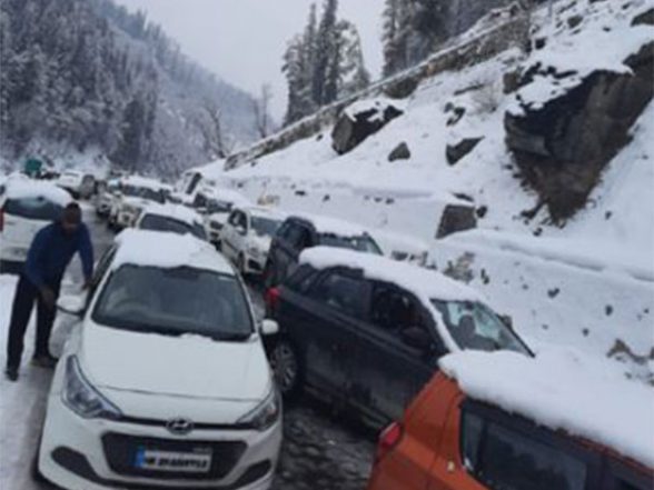 India News | Himachal: Police Rescue 3500 Tourists Stranded in Kullu After Heavy Snowfall - Vimarsana News