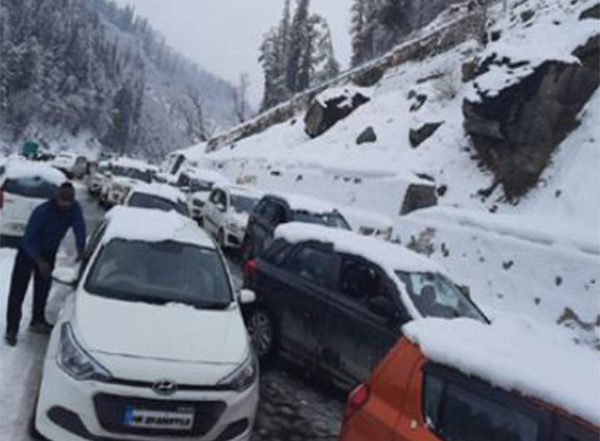 India News | Himachal: Police Rescue 3500 Tourists Stranded in Kullu After Heavy Snowfall