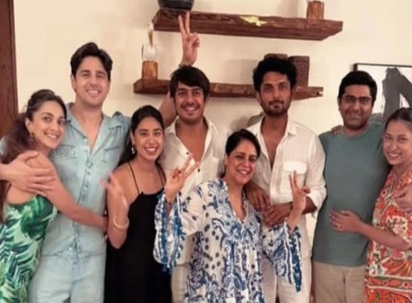 Entertainment News | Sidharth Malhotra, Kiara Advani's Goa Pic with Friends Goes Viral