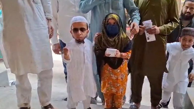 Azim Mansoori, 2.5-Foot-Tall Man, Casts His Vote in Uttar Pradesh's Kairana Constituency for Lok Sabha Elections 2024 (Watch Video)