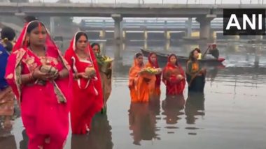 Chaiti Chhath 2024: Devotees Offer 'Araghya' to Rising Sun at Delhi's Kalindi Kunj Ghat and Celebrate Yamuna Chhath (Watch Video)