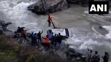 Jammu and Kashmir Road Accident: Four Killed, Two Injured as Vehicle Plunges into Sindh River in Sonamarg Area of Ganderbal (Watch Video)