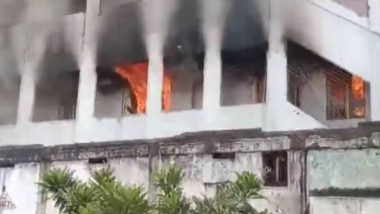 Vijayawada Fire: Blaze Erupts in a Godown in Andhra Pradesh’s Bandar Road, Firefighting Operation Underway (Watch Video)