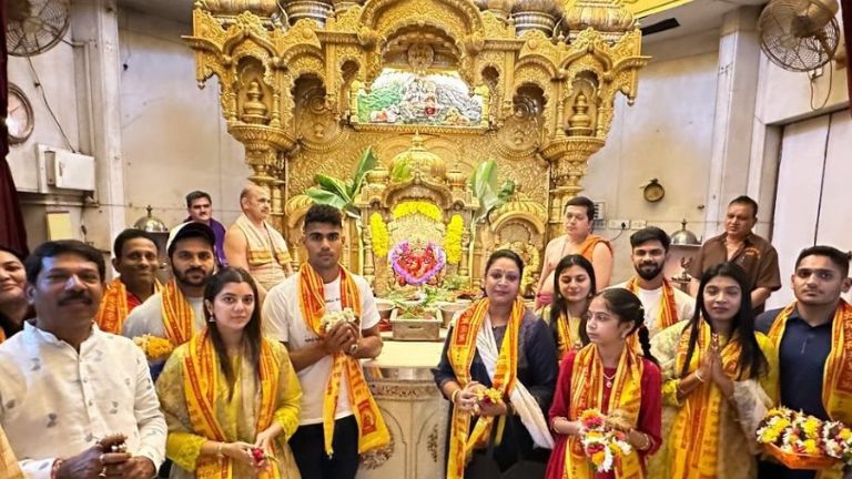 Ruturaj Gaikwad, Tushar Deshpande, Shardul Thakur and Rajvardhan Hangargekar Visit Siddhivinayak Temple Post CSK’s Blasting Win Over MI in IPL 2024 (See Pic)