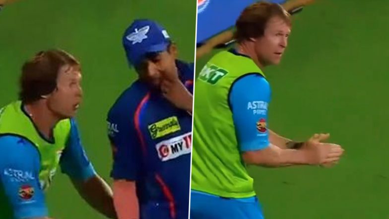 Viral Video Shows Fielding Coach Jonty Rhodes Rushing Out of Dugout To Uplift Yash Thakur’s Morale After He Dropped Catch During CSK vs LSG IPL 2024 Match