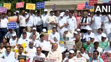 Drought Relief Fund: Karnataka CM Siddaramaiah Holds Dharna Protesting Centre's 'Injustice' Over Drought Relief (Watch Video)