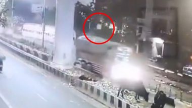 Delhi Shocker: Man Standing Atop Truck Dies After His Head Hits Metro Station Beam in Adarsh Nagar, Disturbing Video Surfaces