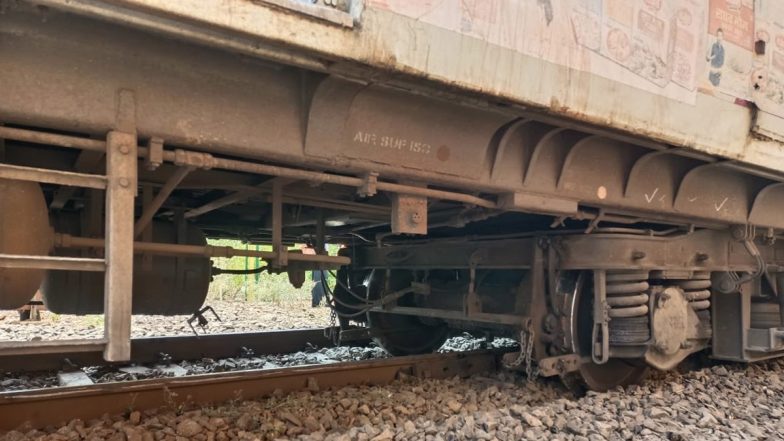 Mumbai Local Train Derailed: Services on Harbour Line Disrupted After Railway Coach Derails at CSMT Station (See Pics)